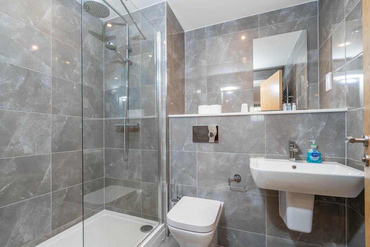 Maevela Apartments - Luxury Broad St Apartment - 2 Bed, 2 Bath - City Centre/Cube/Mailbox - With Underground Parking ✓- L Shape Sofa, Large 50 Inch Smart Tv With Free Netflix & Wifi 伯明翰 外观 照片